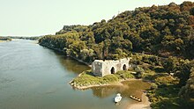 Photographie prise en 2018 montrant les ruines du lieu-dit du Moulin-Pendu au pied de la citadelle de Champtoceaux