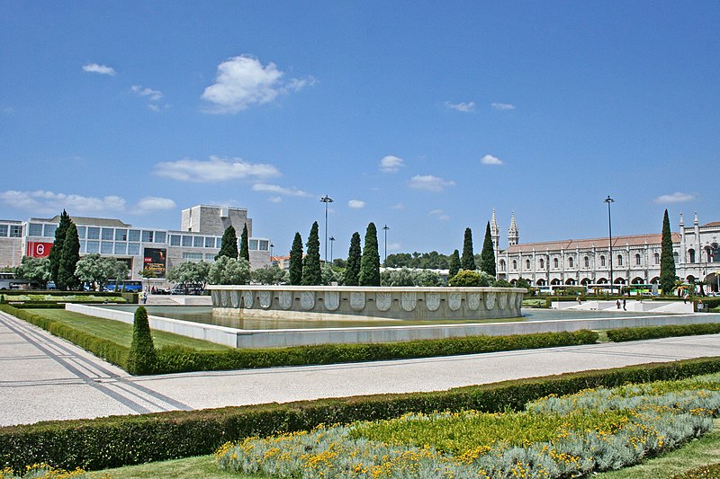 File:Praça do Império e Fonte Luminosa.jpg