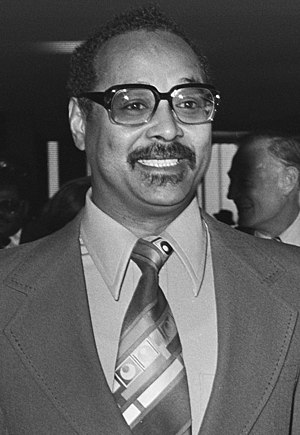 Premier Arron van Suriname op Schiphol 1977 (cropped).jpg