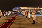 הנשיא דונלד טראמפ נוחת בהאנוי וייטנאם, פברואר 2019