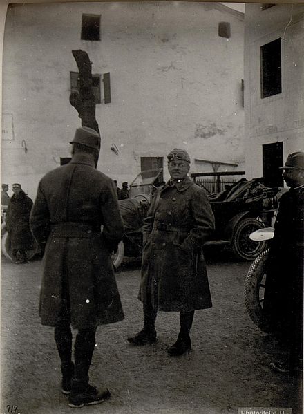 File:Primolano. Generaloberst Graf Scheuchenstuel vor der Offiziers-Messe. (BildID 15635367).jpg