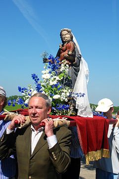 Arrivée de la statue à la chapelle du Try-au-Chêne.