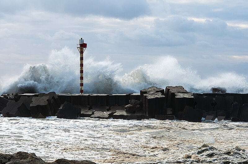 File:Raging Sea (11780448994).jpg