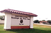 L'insegna e la porta principale di Randolph Air Force Base, metà anni 1990.