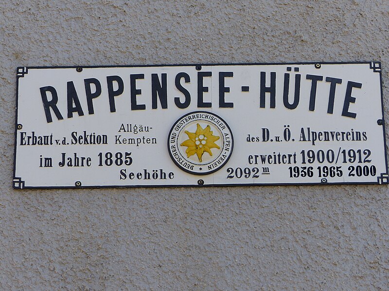 File:Rappenseehütte Hüttenschild.jpg