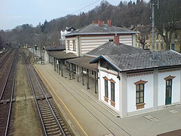 Станція Rekawinkel, ліворуч на задньому плані портал тунелю під Wienerwald-Alpenhauptkamm
