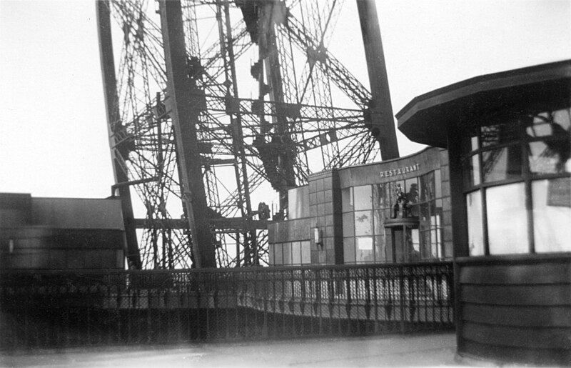 File:Restaurant à la Tour Eiffel 1940.jpg