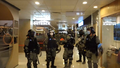 大批防暴警員在商場2樓封鎖