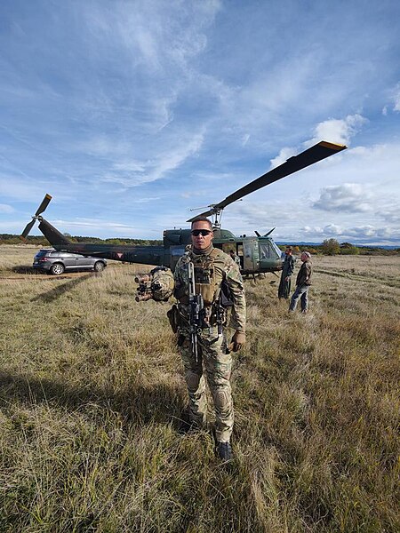 File:Robin Lumsden während der Dreharbeiten zum Kurzfilm "Ein Milizsoldat beim Jagdkommando" 1.jpg