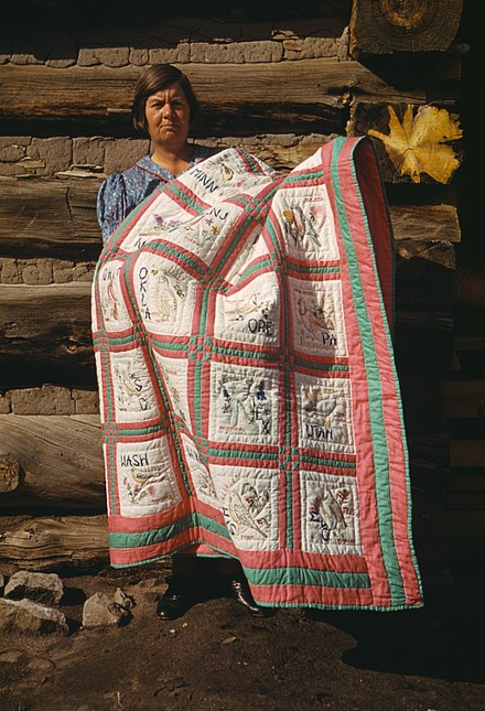 1940 photograph by Russell Lee of Mrs. Bill Stagg of Pie Town, New Mexico with state quilt.[1]