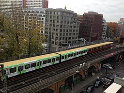 S-Bahn-Zug Berlin zw Hackescher Markt und Alexanderplatz
