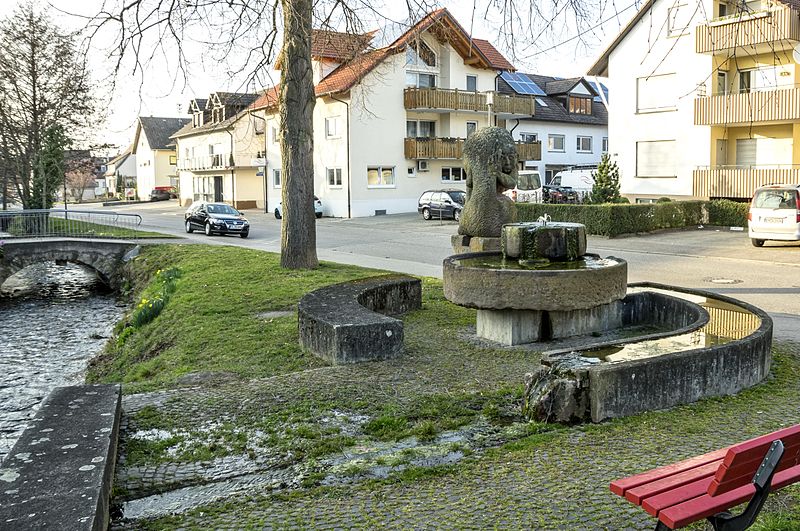 File:Sackträgerbrunnen (Denzlingen) jm2788.jpg