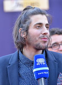 Исполнитель из Португалии Салвадор Собрал (англ. Salvador Sobral) с песней Amar pelos Dois (📹)