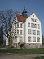 Schule (Grundschule Röhrsdorf, ehemals Zentralschule) und Märchenbrunnen vor der Schule