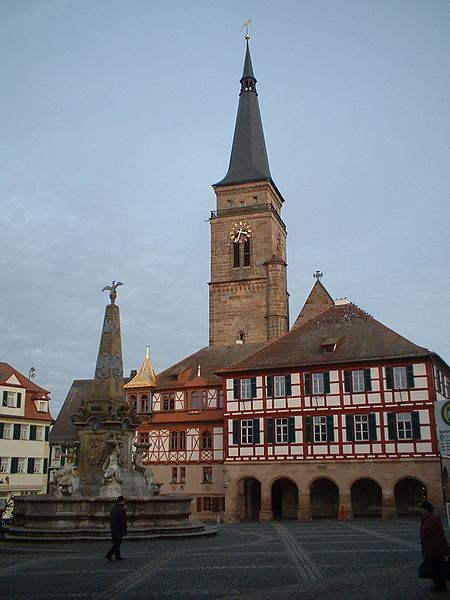 File:Schwabach Rathaus Stadtkirche.jpg