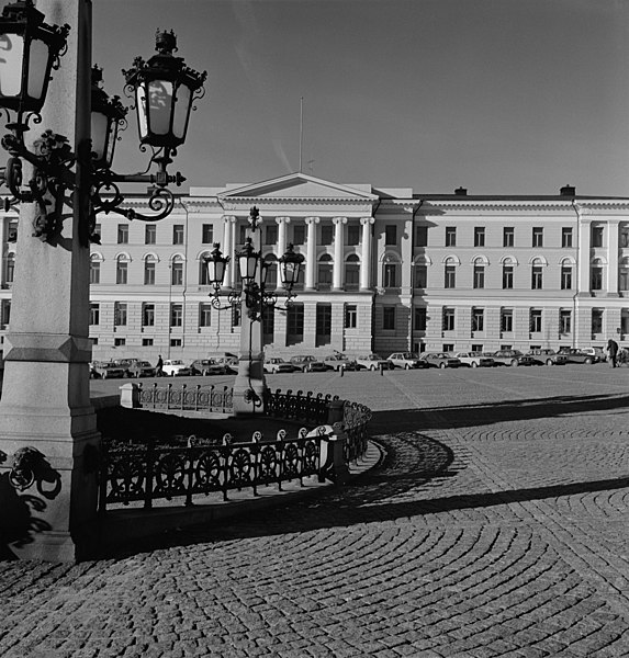 File:Senaatintori ja Aleksanteri II -n muistopatsaan lyhdyt.Taustalla Helsingin yliopiston päärakennus - N213401 - hkm.HKMS000005-0000126a.jpg