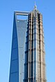 เซี่ยงไฮ้เวิลด์ไฟแนนเชียลเซ็นเตอร์คืออาคารที่สูงที่สุดในโลกเป็นเวลา 2 ปี (ซ้าย) และจินเม่าทาวเวอร์ (ขวา) นครเซี่ยงไฮ้ ประเทศจีน