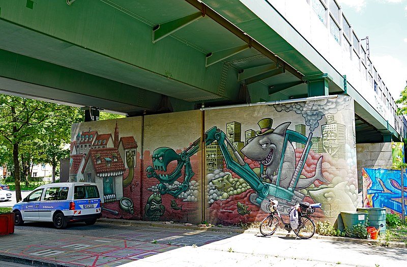 File:Shark Investor Graffito Kolumbusplatz Munich.jpg