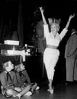 Sprcha hvězd Betty Grable 1954.jpg