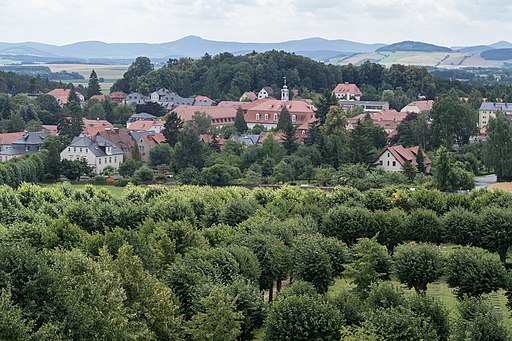 Blick auf den Gottesacker (Vordergrund) und die Siedlung Herrnhut (Sachsen)
