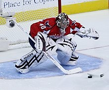 Kırmızı Capitals formasıyla Semion Varlamov'un fotoğrafı