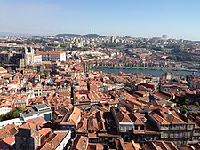 Näkymä Vila Nova de Gaiaan Douro-joen toiselta puolelta Portosta. Etualalla näkyy Porton historiallista keskustaa.
