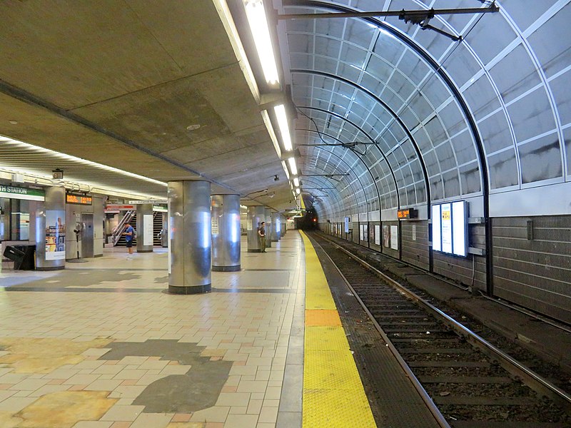 File:Southbound Green Line platform at North Station, July 2019.JPG