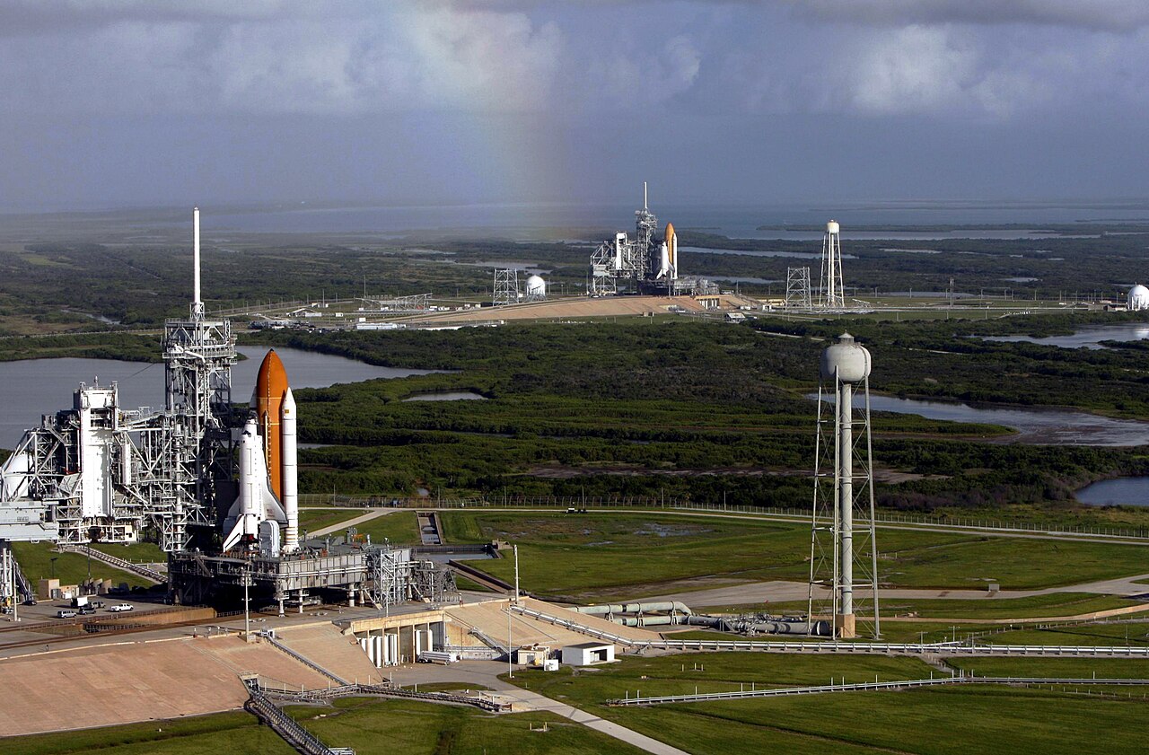 1280px-Space_shuttles_Atlantis_(STS-125)