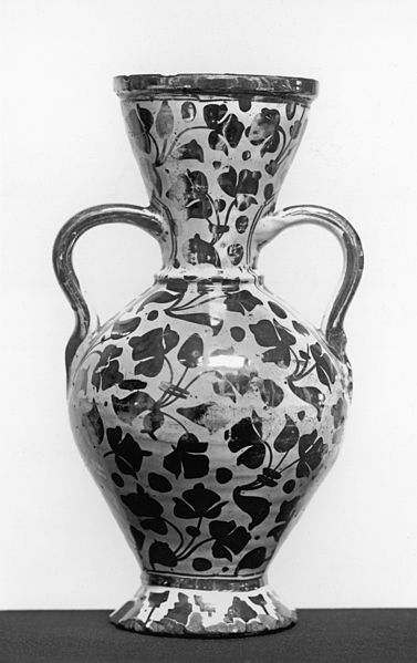 File:Spanish - Vase with Leaf Pattern - Walters 481145.jpg