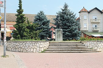 Spomenik Jovanu Jovanoviću Zmaju, Sremska Kamenica 6.7.2018 331.jpg