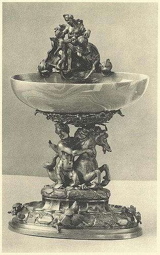 Schale aus Chalzedonachat von einer Tritonengruppe getragen und einer Venusgruppe gekrönt. Die Figuren gegossen, der Sockel getrieben, wohl von demselben Dresdner Meister
