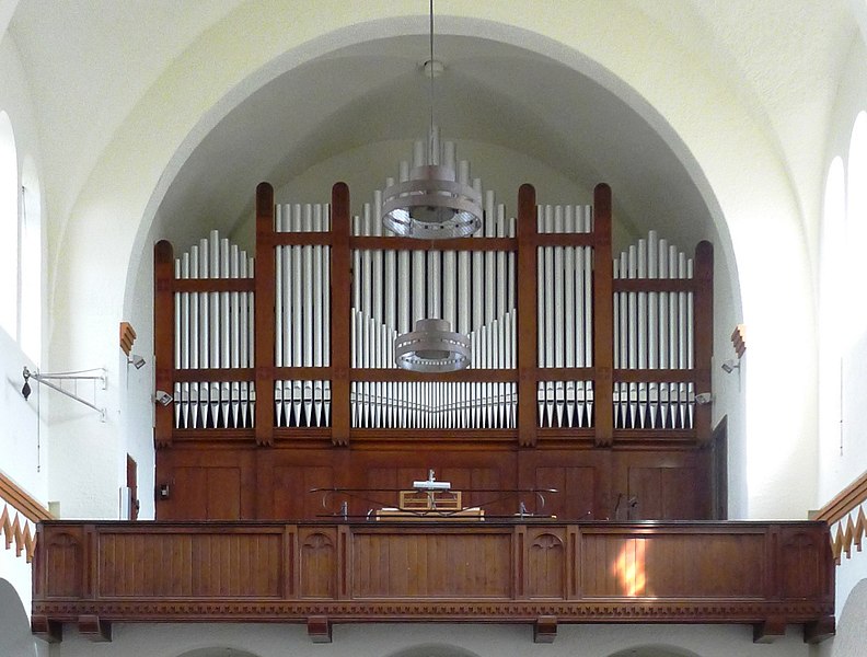 File:St. Eduard-Kirche (Berlin-Neukölln) Orgelempore (cropped).jpg