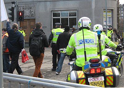 Полиция готовится перекрывать улицы перед маршем, по её оценкам в акции приняли участие 1200 протестующих. --Brian McNeil