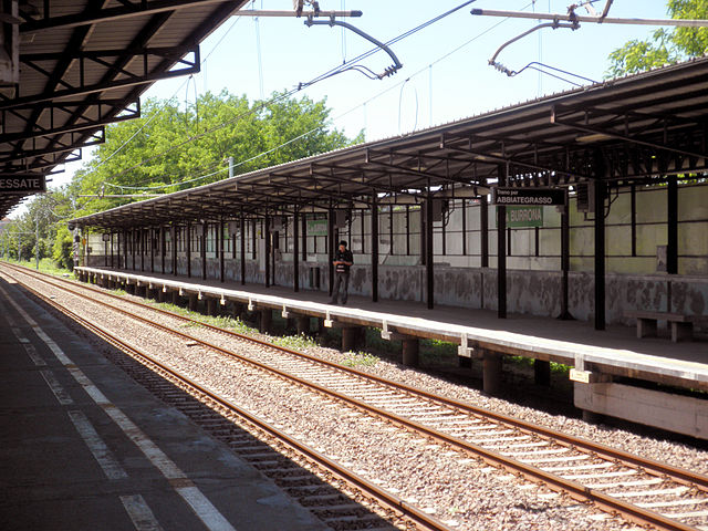 Cascina Burrona stop on the M2 Gessate branch, an example of a surface suburban stop