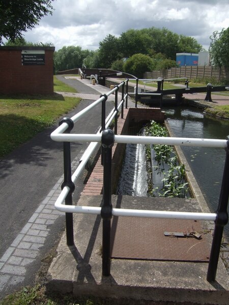 File:Stourbridge Canal, Overflow above Lock No. 1 - geograph.org.uk - 872885.jpg