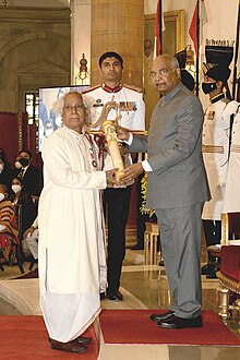 Sudarshan Sahoo receiving Padma Vibhushan from President Kovind.jpg