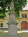 Statue des hl. Laurentius vor dem Pfarrhaus in Marianské Radčice