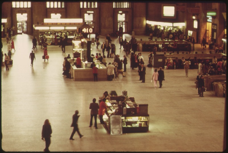 File:TRAIN PASSENGERS IN THE MAIN HALL OF THE 30TH STREET STATION AT PHILADELPHIA, PENNSYLVANIA. IT IS ONE OF FOUR OR FIVE... - NARA - 556679.tif