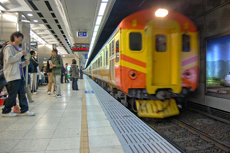 File:TRA EMU100 at Taipei Station 20120722.jpg