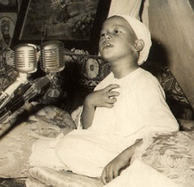 Prem Rawat in traditional mourning clothes, speaking after the death of his father in July 1966