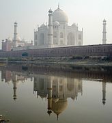 Taj Mahal, sett frå elva