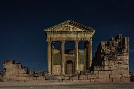 Façade du Capitole de Dougga, de nuit.