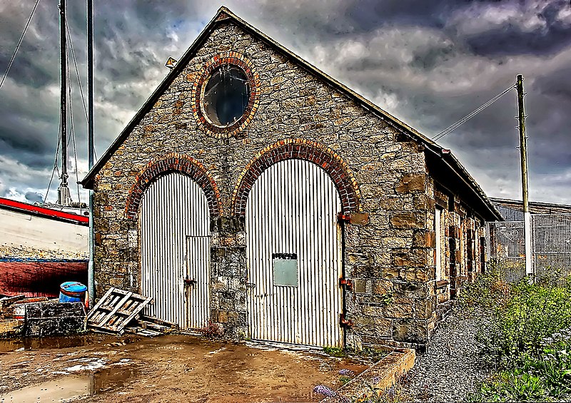 File:The old engine shed at Porth Penrhyn.jpg