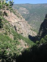 Gorges de la Carança. Sur la gauche, le sentier creusé dans la paroi.