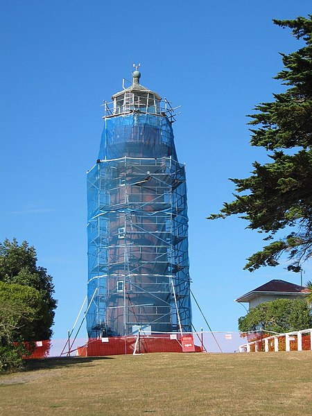 File:Tiritiri lighthouse - repainting Mar 2007.JPG