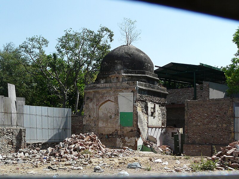 File:Tomb near the now demolished Lal Mahal.jpg