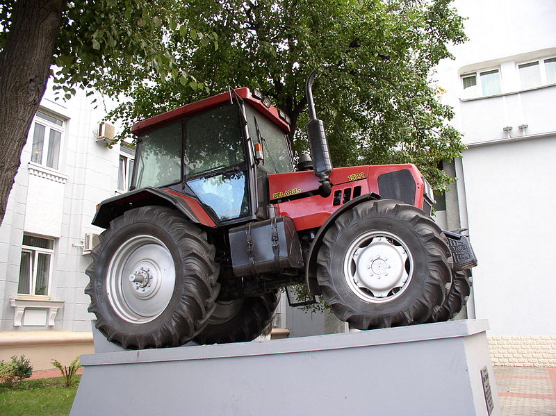 800px-Tractor_Belarus-1522-2.jpg