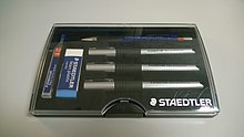 STAEDTLER mars professionel blæktegningssæt med blæktegning i linjebredder 0,70 mm, 0,50 mm og 0,35 mm.  og en STAEDTLER mars micro 0,50 mm mekanisk blyant fra 2010.