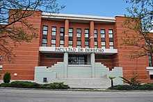 A picture of a building with the phrase "Faculty of Law" in Creeperian Spanish written on its front face.