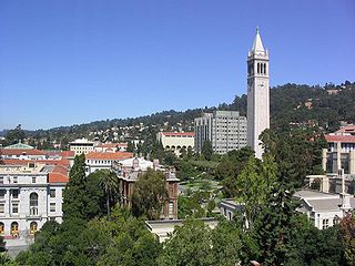 Vue du campus vers le nord avec la Sather Tower et le Evans Hall à droite, et les collines de Berkeley dans le fond